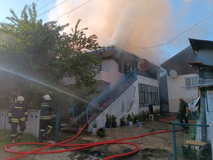 Bolu'da 2 katlı evde çıkan yangın hasara neden oldu