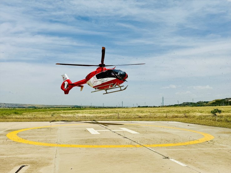 Diyarbakır'da ambulans helikopter, uyluk kemiği kırılan 90 yaşındaki kadın için havalandı