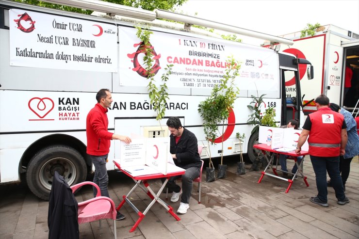 Giresun'da kan bağışçılarına meyve fidanı hediye edildi