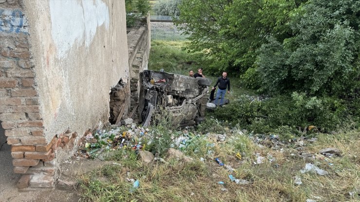 Kırıkkale'de şarampole devrilen otomobildeki 3 kişi yaralandı