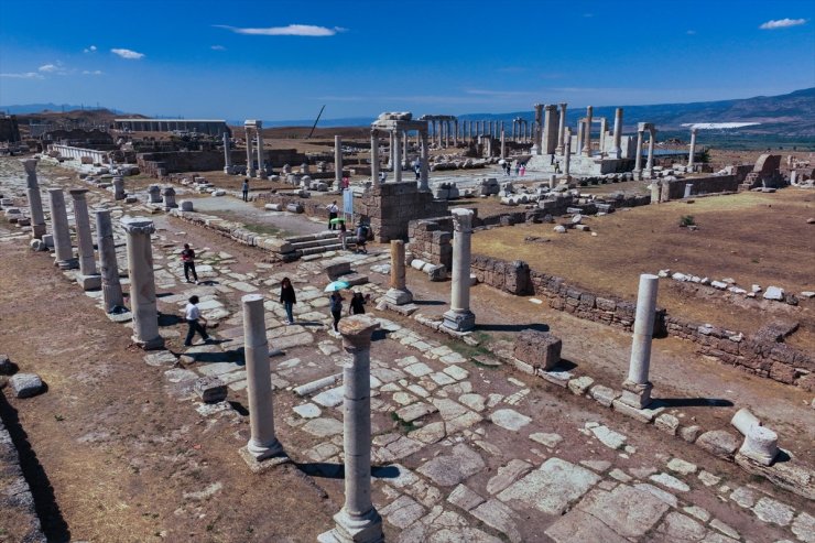 Laodikya'da 21 yıllık kazılarda 5 bin üzerinde tarihi eser gün yüzüne çıkarıldı