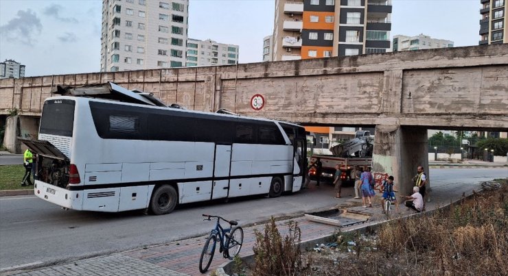 Mersin'de köprü altında sıkışan otobüs, vinç yardımıyla çıkartıldı