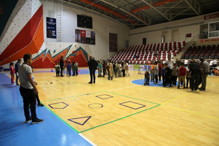 Muş ve Bitlis'te öğrenciler geleneksel oyunları oynayarak eğlendi