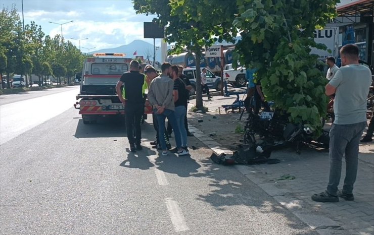 Sakarya'da ağaca çarpan motosikletin sürücüsü öldü