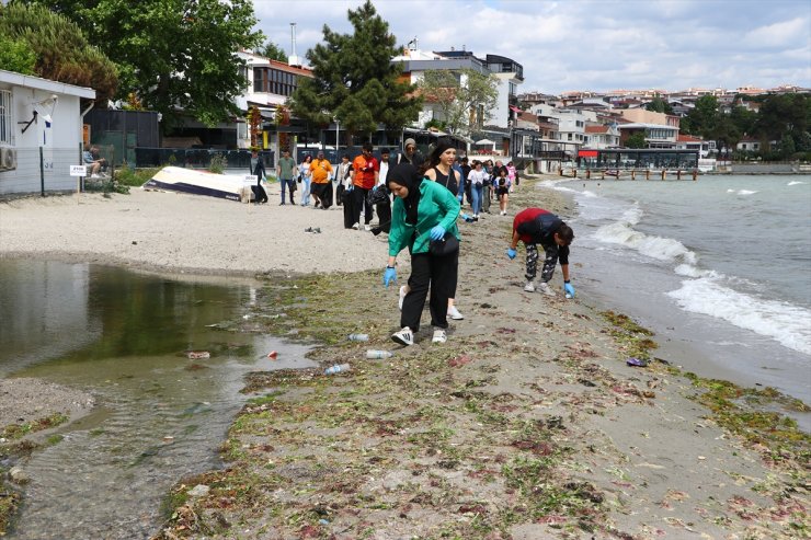 Tekirdağ'da üniversite öğrencileri farkındalık oluşturmak için plajda çöp topladı