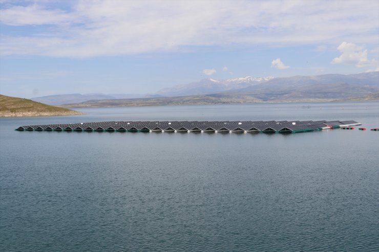 Türkiye'nin ilk yüzer güneş enerjisi santrali, elektrik üretimine haziranda başlıyor