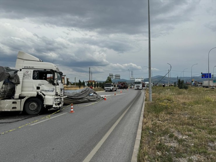 Afyonkarahisar'da tır ile kamyonetin çarpışması sonucu 2 kişi öldü, 1 kişi yaralandı