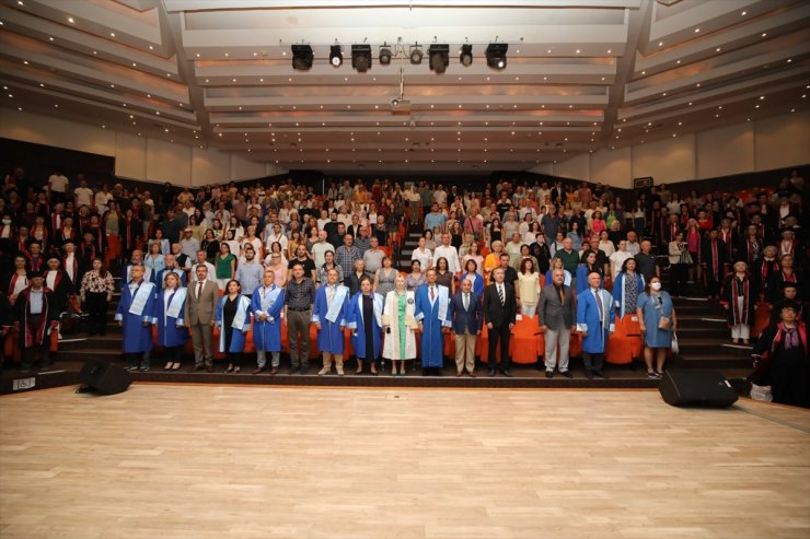 Antalya'daki "Tazelenme Üniversitesi"nden 110 öğrenci mezun oldu