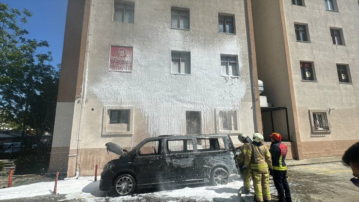 Esenyurt'ta yangın çıkan minibüs kullanılamaz hale geldi