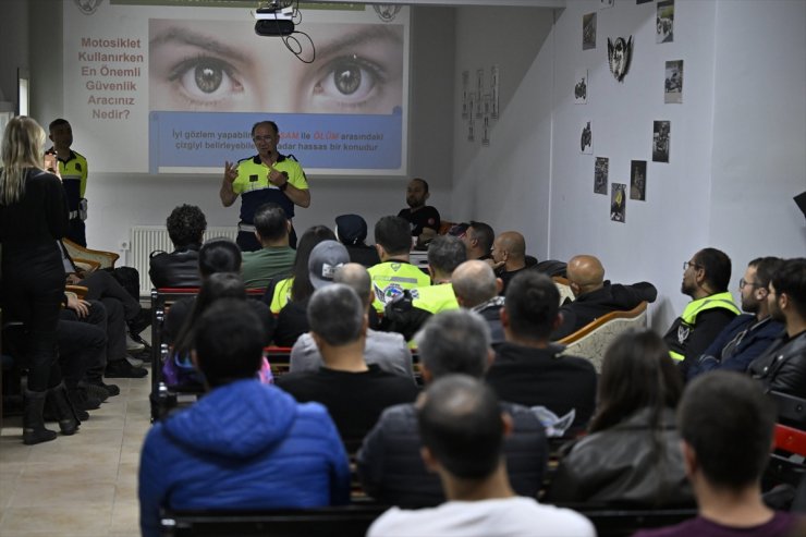 Jandarma personelinden motosiklet sürücülerine güvenli trafik eğitimi