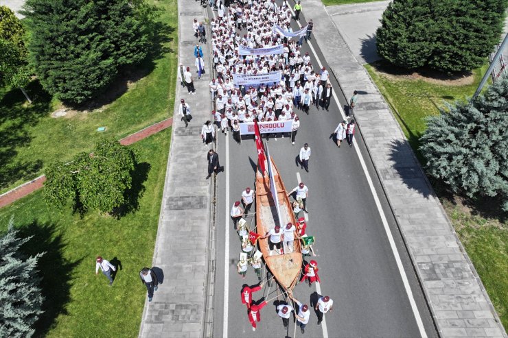 Kayseri'de öğrenciler İstanbul'un fethinin yıl dönümünde karadan temsili gemi yürüttü