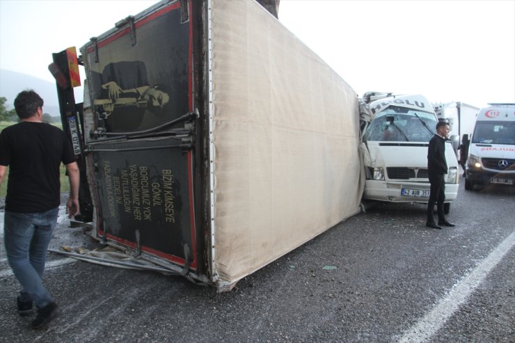 Konya'da kamyonun minibüsle çarpışması sonucu 14 kişi yaralandı