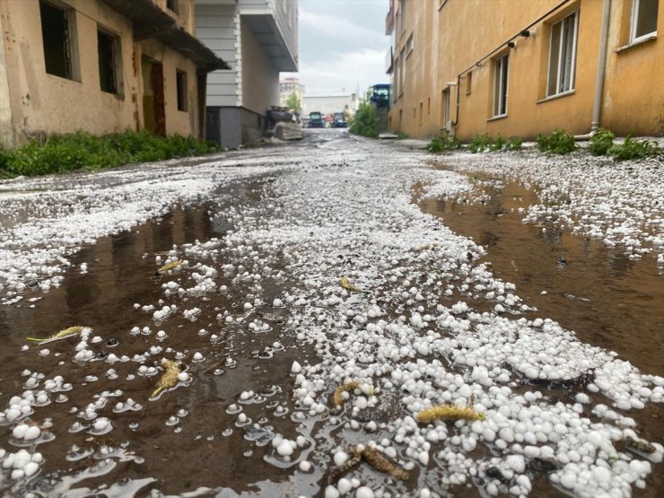 Ardahan'da sağanak ve dolu etkili oldu