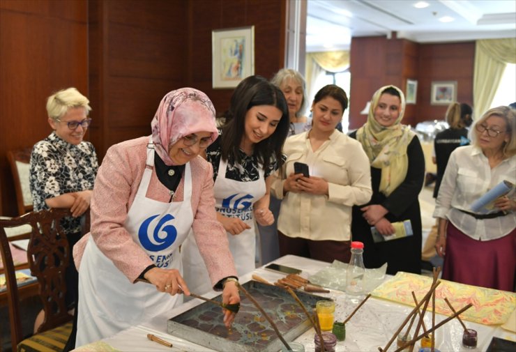 Azerbaycan'da geleneksel Türk ebru sanatı tanıtıldı