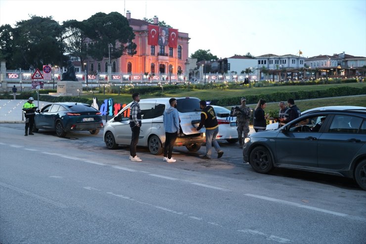 Edirne'de polisin asayiş uygulamasında aranan 5 şüpheli ile 7 düzensiz göçmen yakalandı