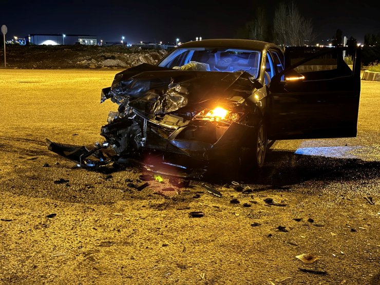 Erzurum'da iki otomobilin çarpıştığı kazada 4 kişi yaralandı