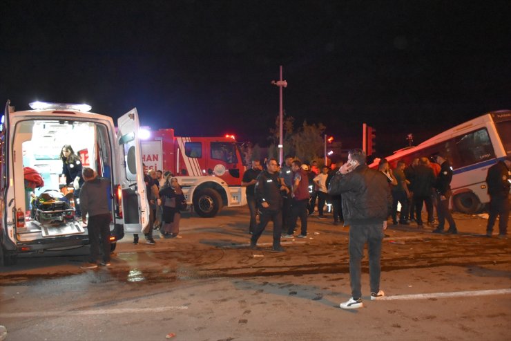 Kırıkkale'de minibüs ile otomobilin çarpışması sonucu 22 kişi yaralandı