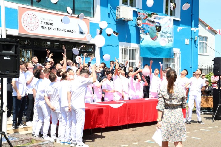 Ordu'da meslek lisesi son sınıf öğrencileri, temsili diplomalarını yüzerek denizden aldı