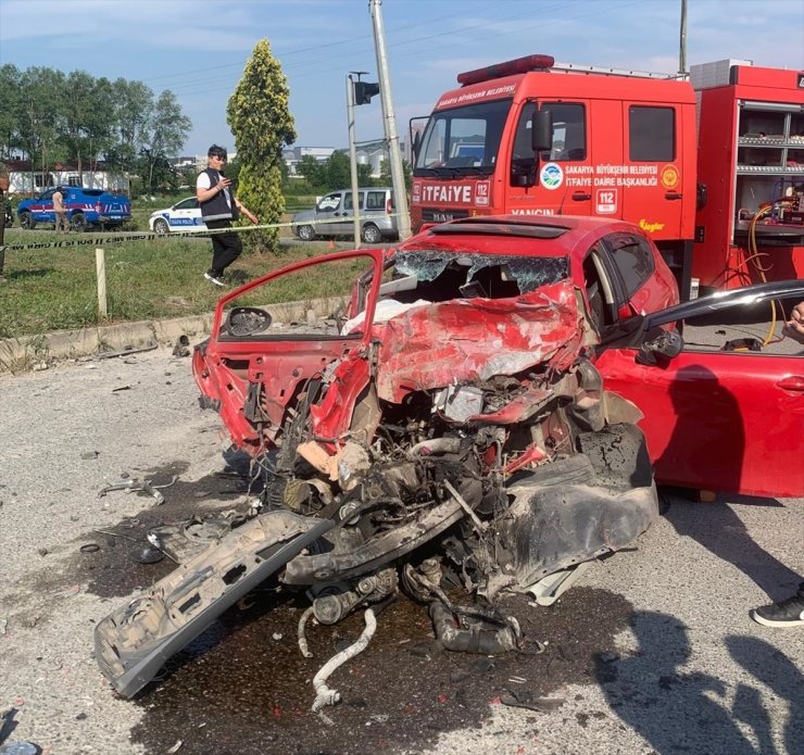 Sakarya'da tırla otomobil çarpıştı, 2 kişi öldü