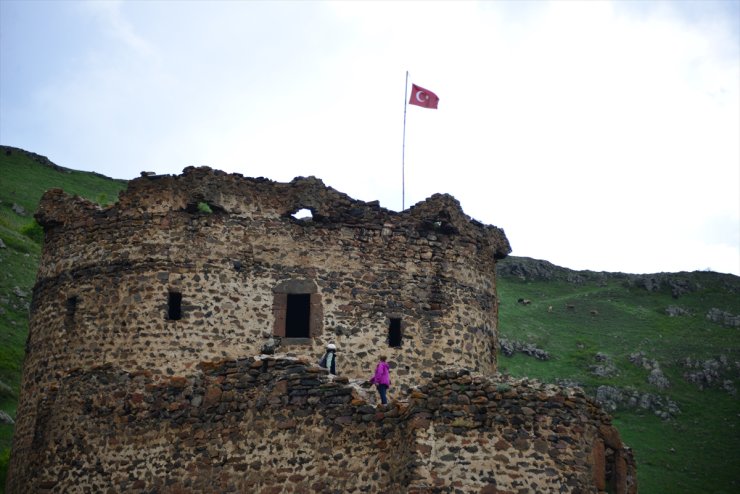 Tarih ve doğanın buluştuğu Şeytan Kalesi karların erimesiyle doğaseverleri ağırlıyor