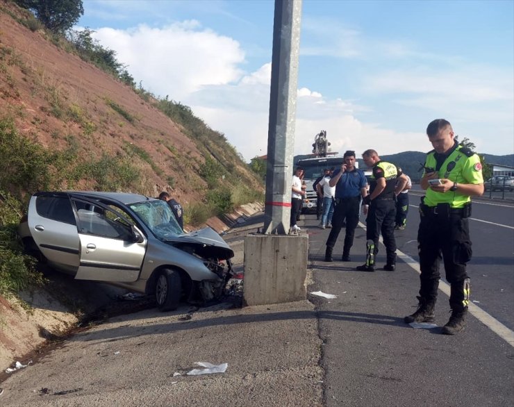 Zonguldak'ta EDS direğine çarpan otomobildeki 4 kişi yaralandı