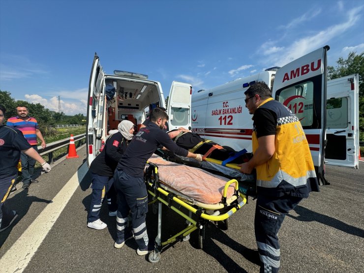 Anadolu Otoyolu'nda su tankeri ile tırın karıştığı kazada 5 kişi yaralandı