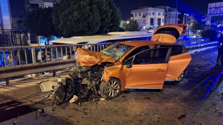 Antalya'da iki otomobilin çarpıştığı kazada 5 kişi yaralandı