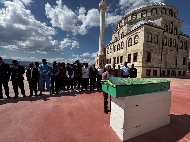 Burdur'da diyaliz tedavisi sonrası kaldırıldığı hastanede ölen hasta defnedildi