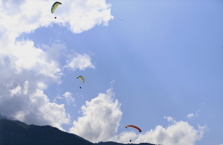 Çinli turistler salgın nedeniyle verdikleri aradan sonra Babadağ'a döndü