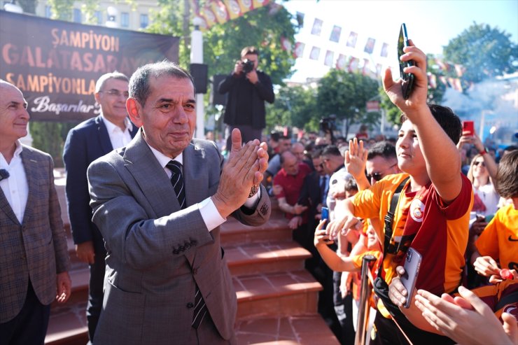 Dursun Özbek, Galatasaray bayrağını Şampiyonlar Anıtı'nda göndere çekti