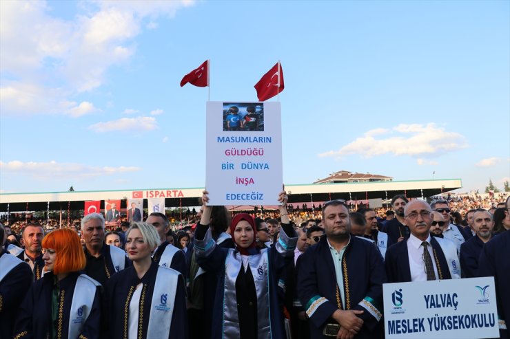 Isparta'da üniversite öğrencileri, mezuniyet töreninde İsrail'e pankartlarla tepki gösterdi