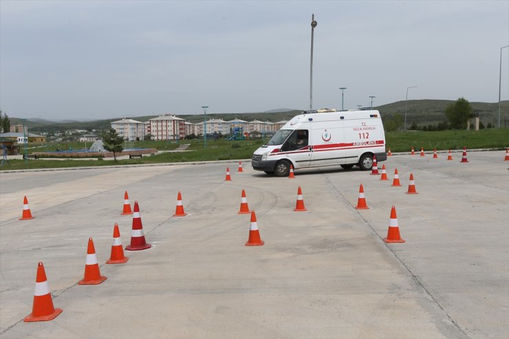 Kars'ta 4 ildeki ambulans şoförlerine güvenli sürüş eğitimi verildi