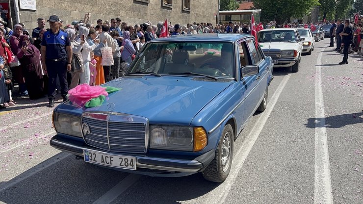 Klasik otomobil tutkunları Isparta'da buluştu