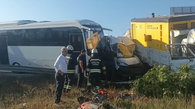 Tekirdağ'da fren arızası nedeniyle duramayan kamyonetin işçi servislerine çarpması sonucu 18 kişi yaralandı