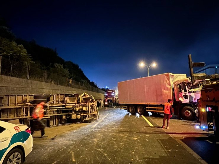 GÜNCELLEME - Anadolu Otoyolu'nun Kocaeli kesimindeki trafik kazasında 4 kişi yaralandı