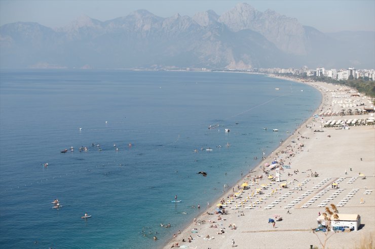 Antalya'da sıcak hava nedeniyle sahillerde yoğunluk oluştu