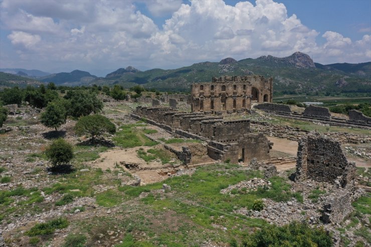 Aspendos Antik Kenti'nde bulunan Zeus ve Afrodit heykelleri arkeologları heyecanlandırdı