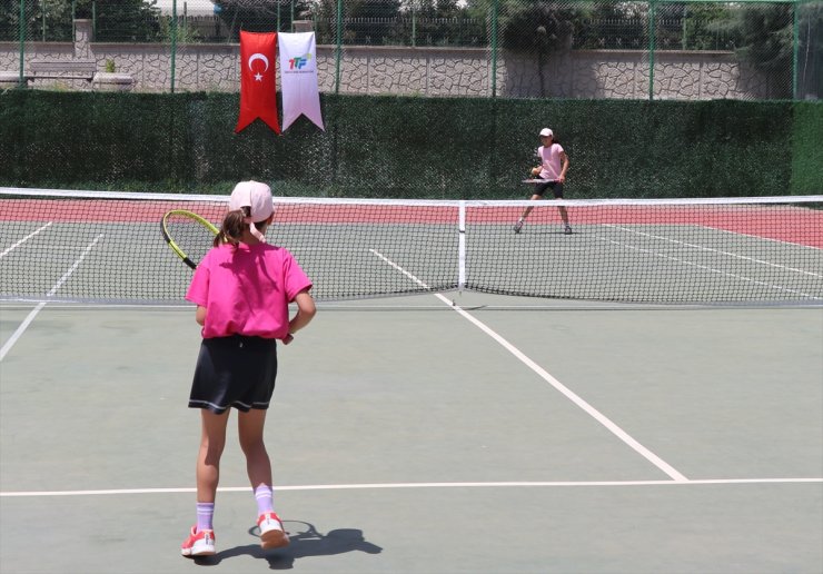 Elazığ'da 8-9-10 Yaş Ulusal Tenis Turnuvası başladı