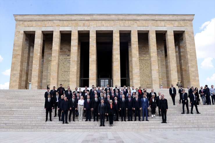 Galatasaray Başkanı Özbek ve yeni yönetim kurulu üyeleri, Anıtkabir'i ziyaret etti