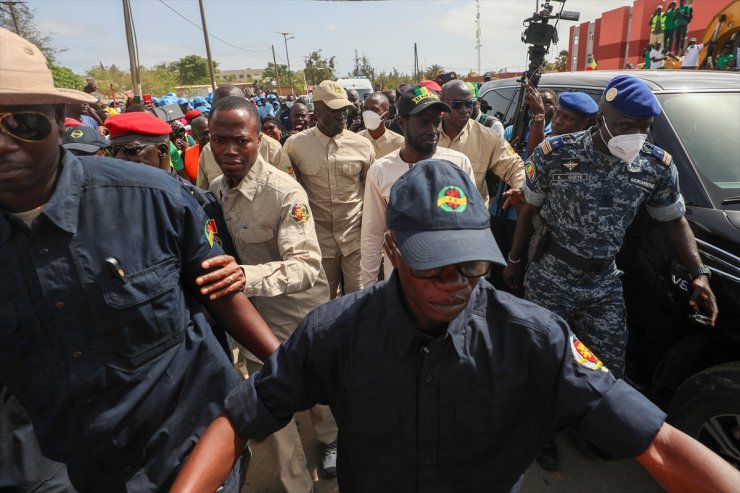 Senegal Cumhurbaşkanı Faye, yağış sezonu öncesi temizlik çalışmalarına katıldı