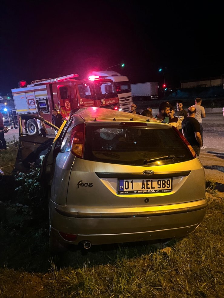 Adana'da refüjdeki ağaca çarpan otomobilin sürücüsü yaralandı