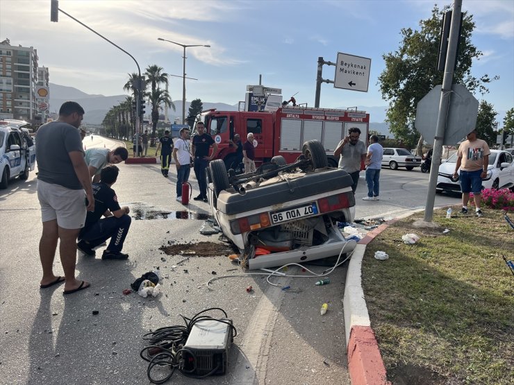 Antalya'da iki otomobilin çarpışması sonucu 4 kişi yaralandı