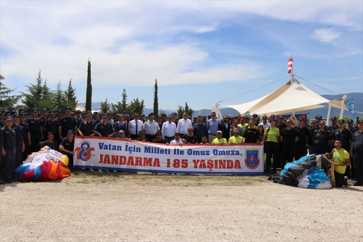 Burdur'da Jandarma Teşkilatı'nın kuruluş yılı dolayısıyla yamaç paraşütü uçuşu