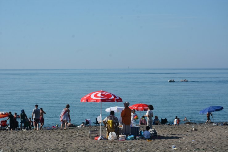 Düzce'de sıcak havadan bunalanlar denize girerek serinledi