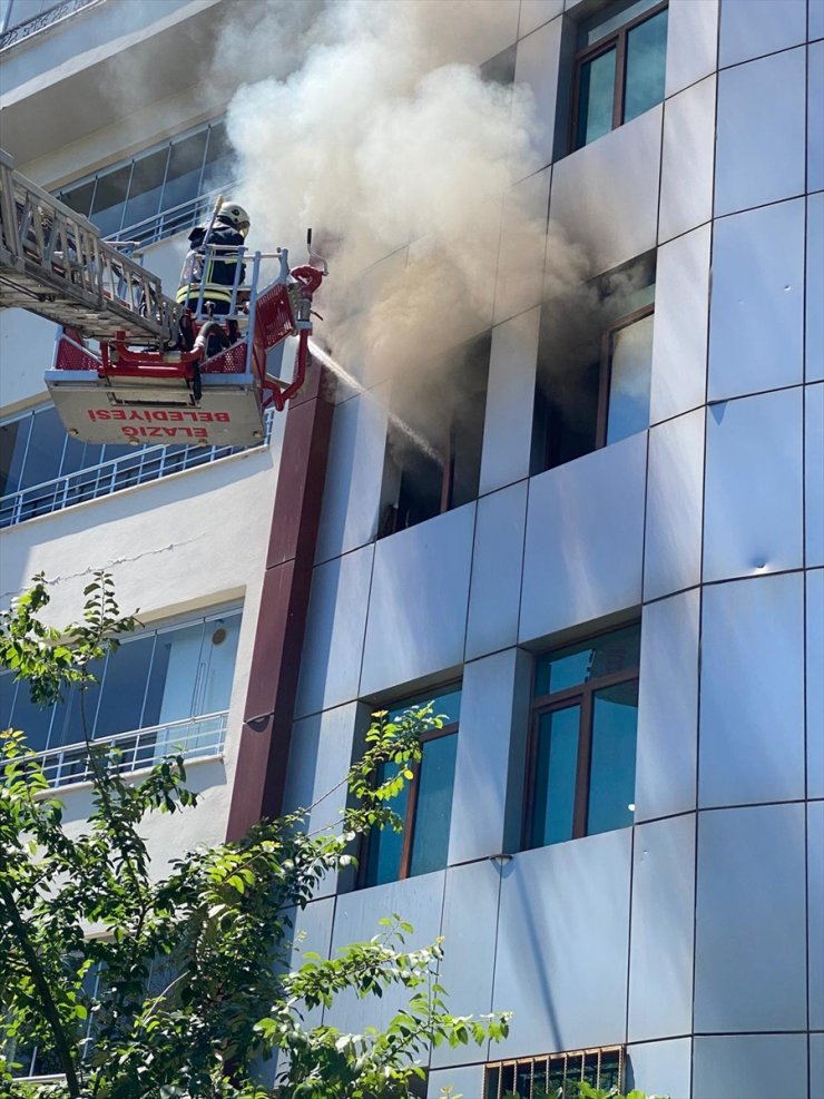 Elazığ'da yangın çıkan pansiyonda mahsur kalan 4 kişi tahliye edildi