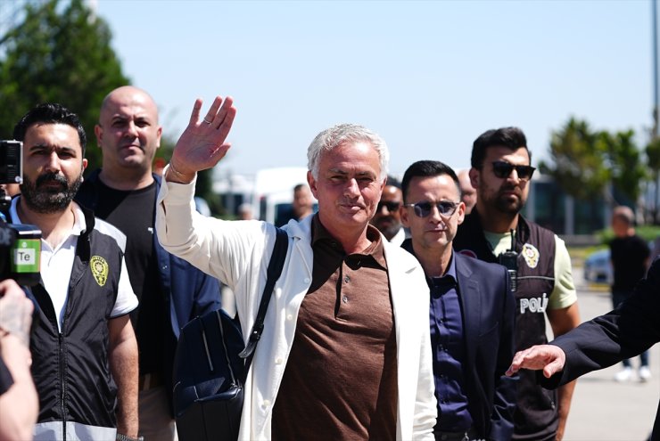 Portekizli teknik direktör Jose Mourinho, Fenerbahçe için İstanbul'a geldi