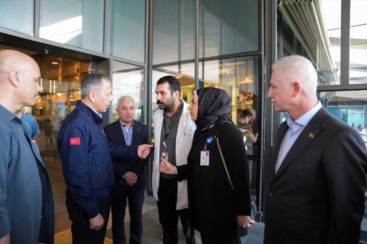 İçişleri Bakanı Yerlikaya, Küçükçekmece'de çöken binadan kurtarılan yaralıları ziyaret etti