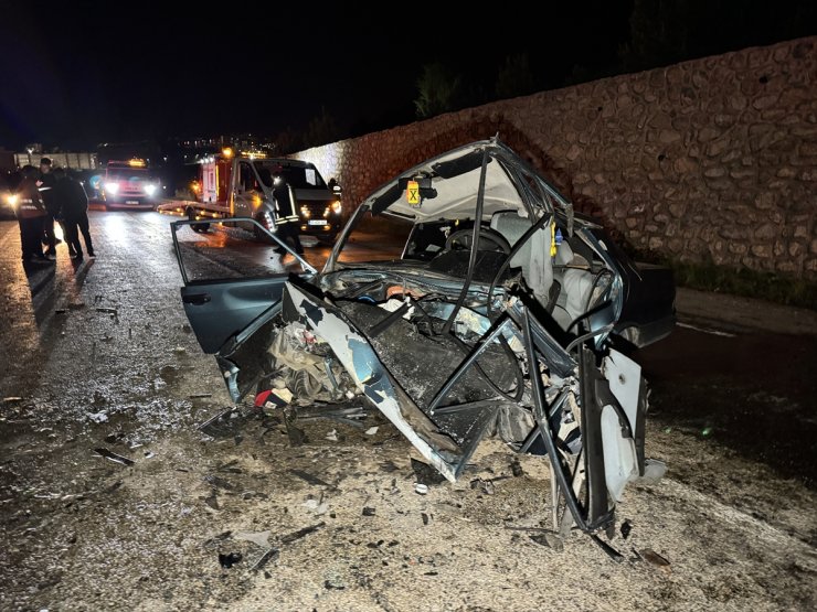 GÜNCELLEME - Kastamonu'da otomobil ile hafif ticari araç çarpıştı, 2 kişi öldü 3 kişi yaralandı