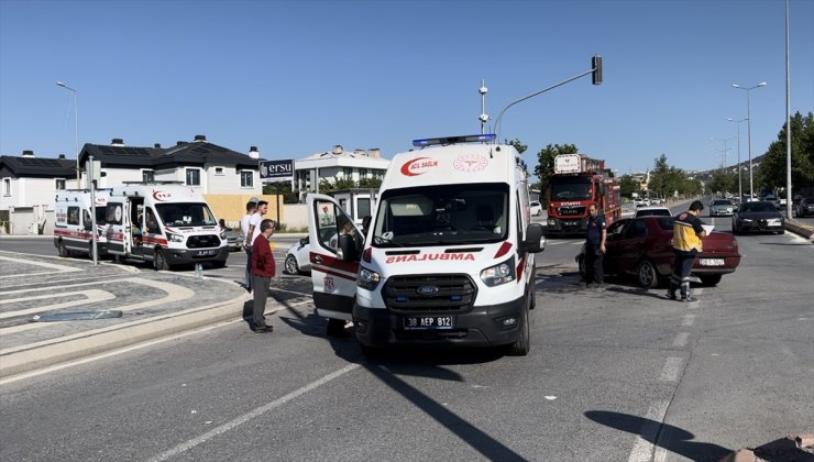 Kayseri'de iki otomobilin çarpıştığı kazada 7 kişi yaralandı