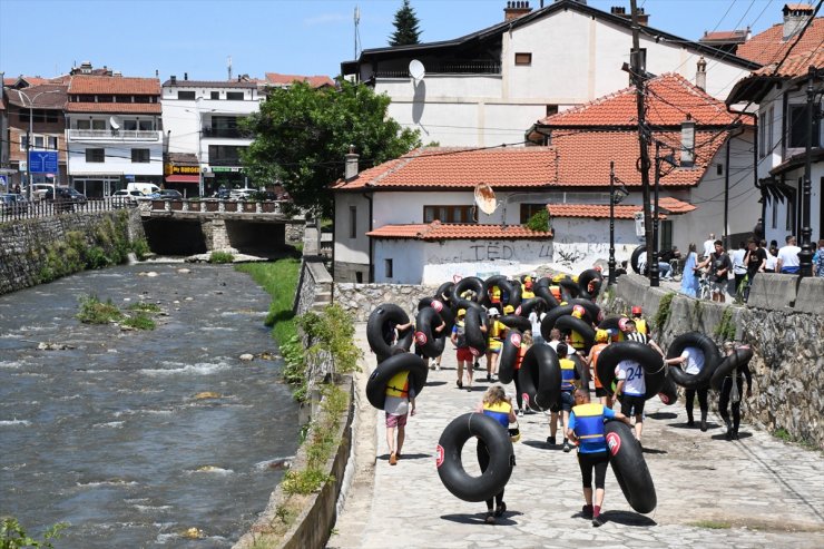 Kosova'da adrenalin tutkunları kamyon ve traktör şambrelleri ile rafting yaptı